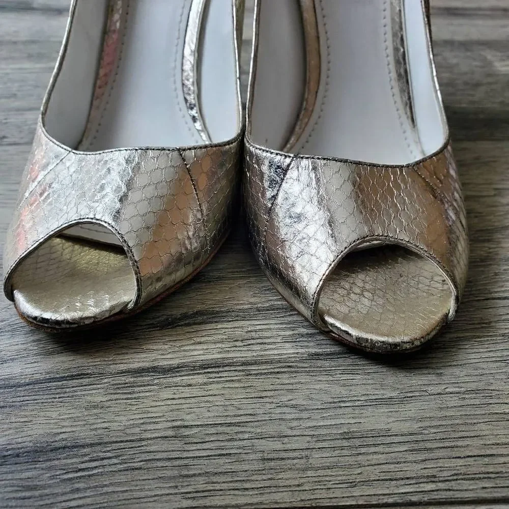Burberry Silver Snakeskin Peep Toe Pumps Size 39.5 9.5‎